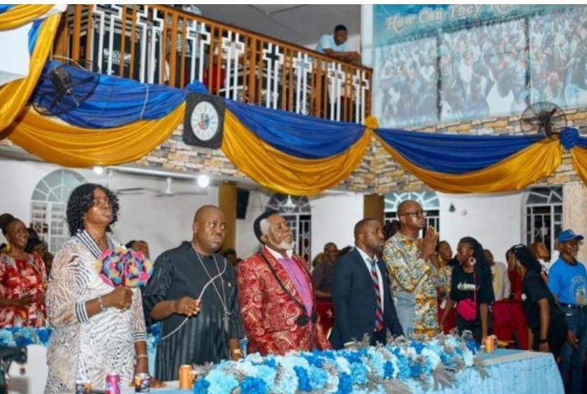 Ministers and congregation gathered for Reverence