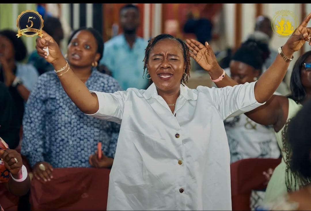 A worshipper raising hands during Reverence 2025